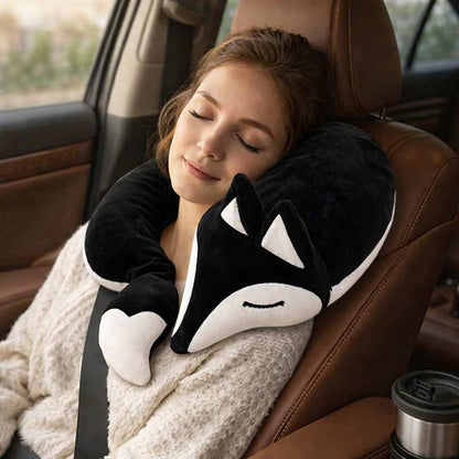 Une feme porte le Coussin de Voyage renard noir