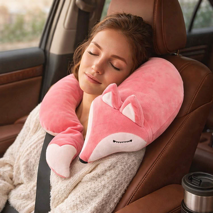 Une femme porte le Coussin de Voyage renard rose 