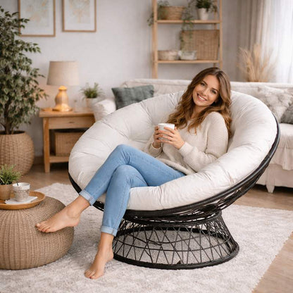 Une femme assise sur le Coussin pour Fauteuil en Rotin rond blanc