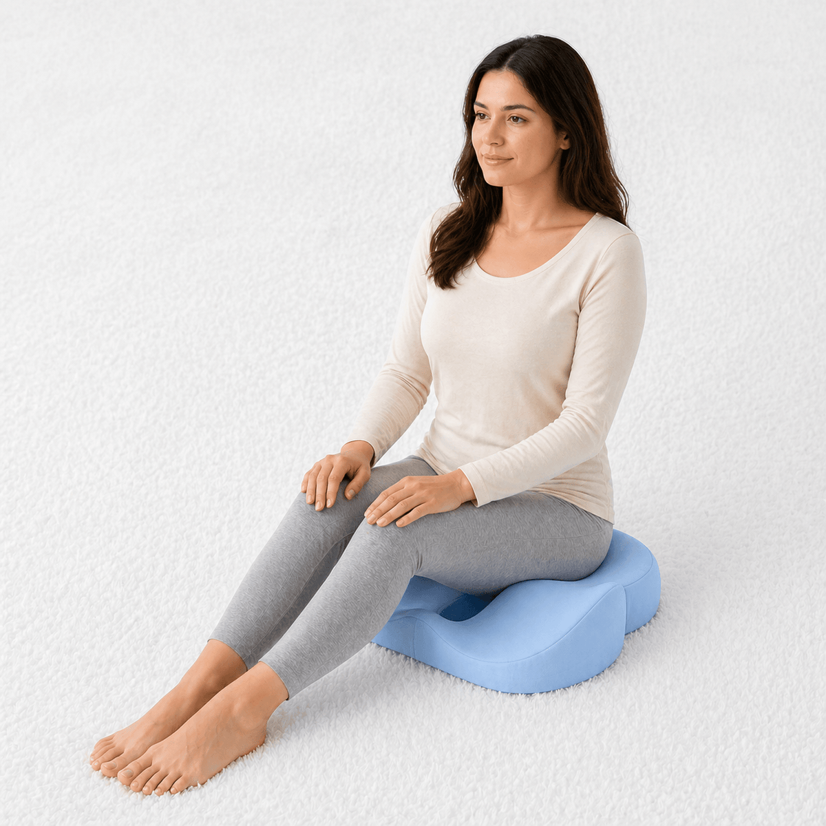 Une femme utilise le Coussin pour Hémorroïdes Orthopédique Bleu 
