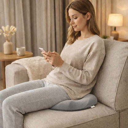 Une femme utilise le Coussin pour hémorroïdes femme gris