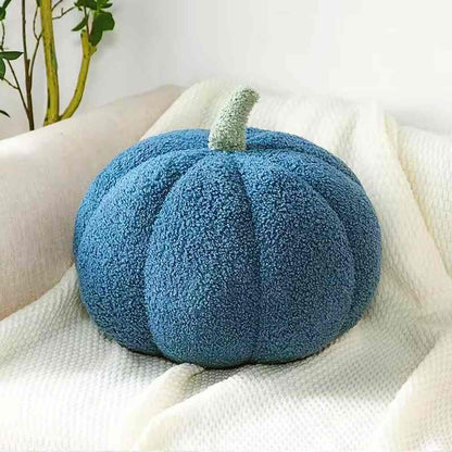 Un canapé avec le Coussin Citrouille bleu de maison