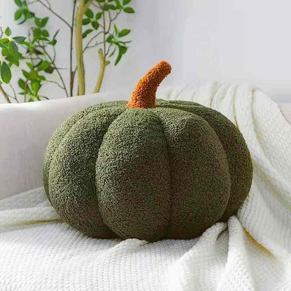 Un canapé avec le Coussin Citrouille vert dessus