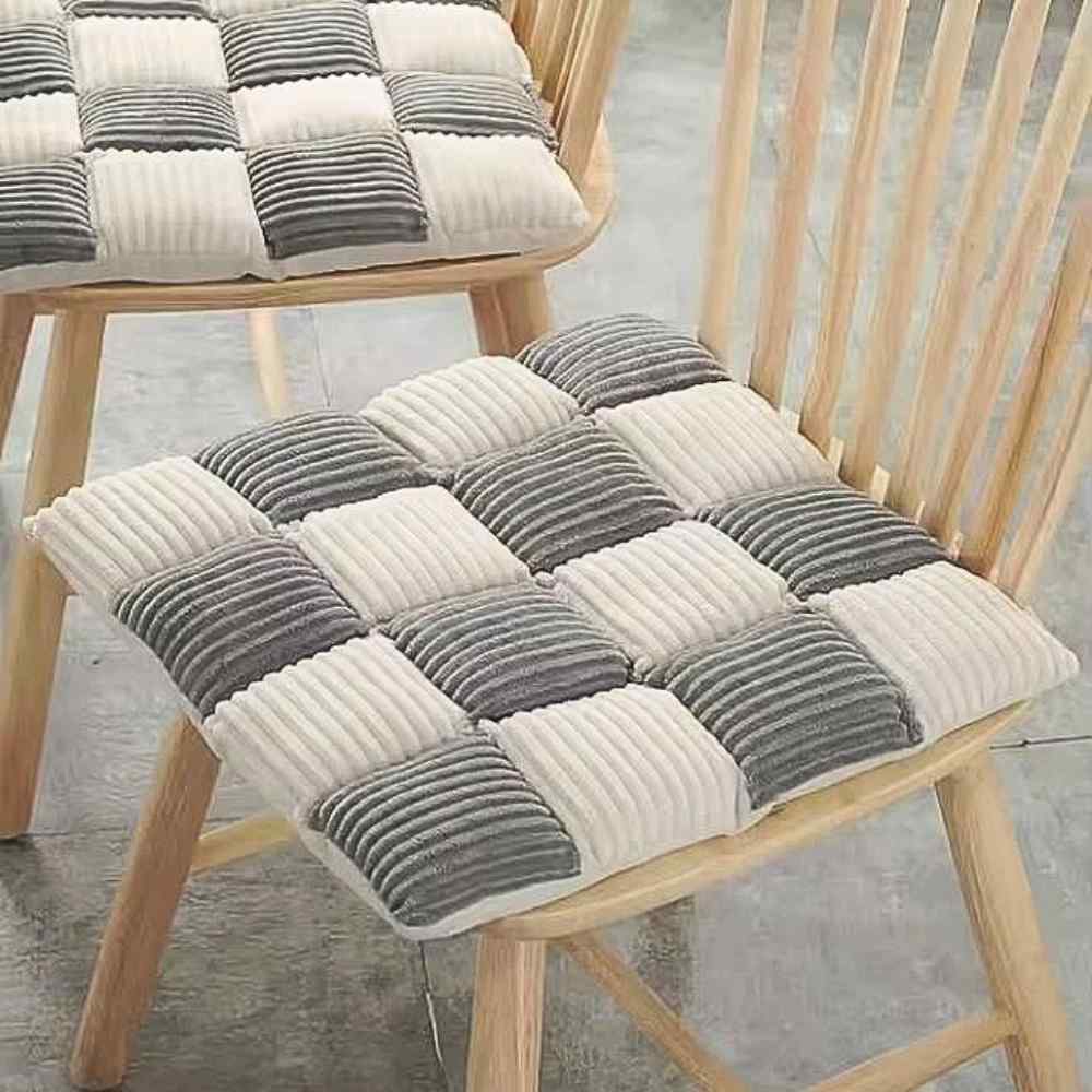2 chaise dans une maison avec les Coussins de Chaise en Velours Côtelé gris