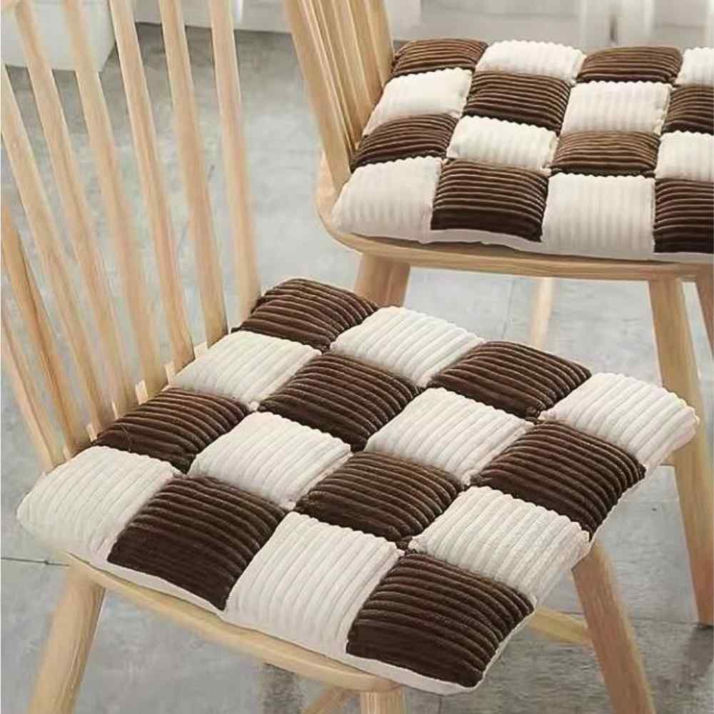 Coussin de Chaise Velours​ marron sur 2 chaises dans une maison