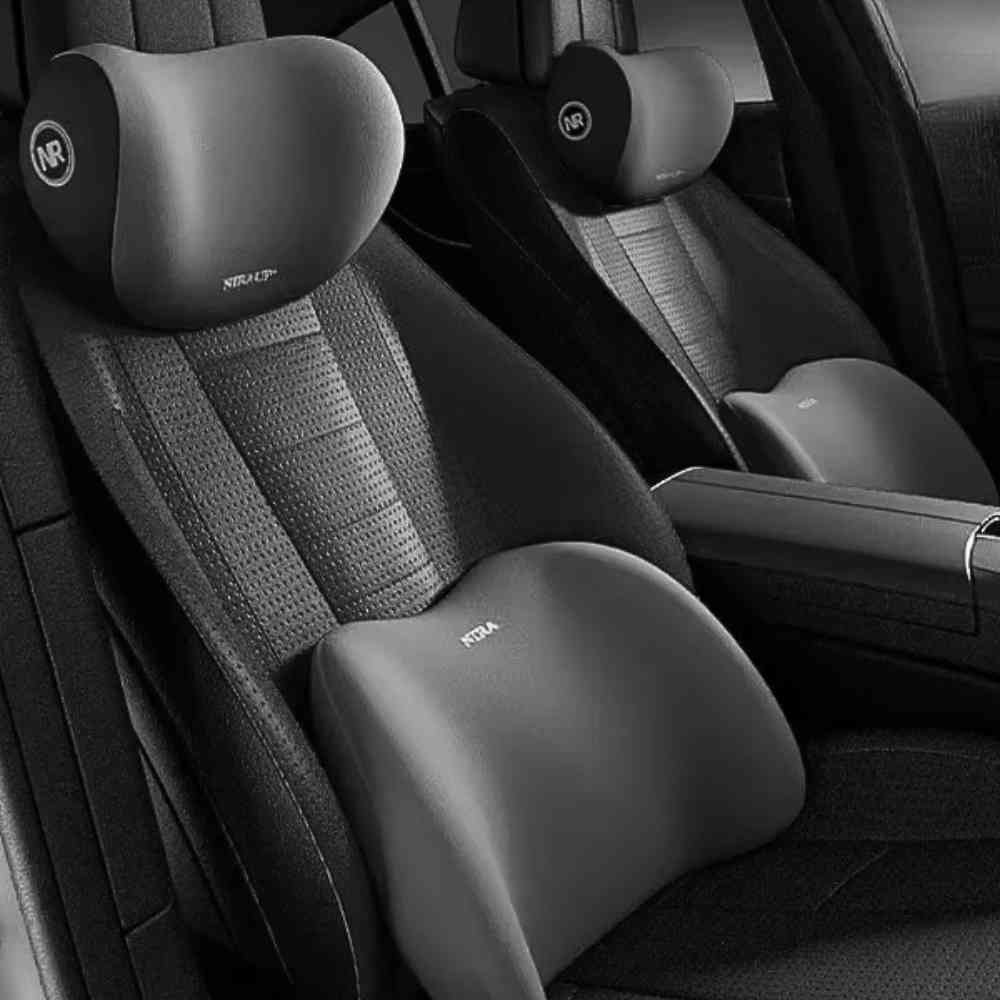 Un siège avec le Coussin Lombaire Voiture Ergonomique gris foncé