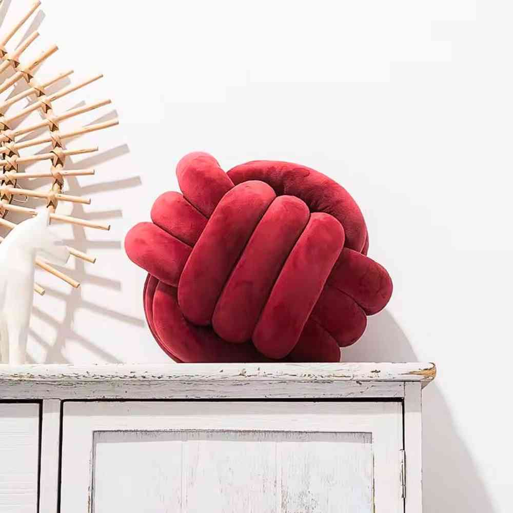 La décoration d'un salon avec le Coussin Noeud​ Bordeaux
