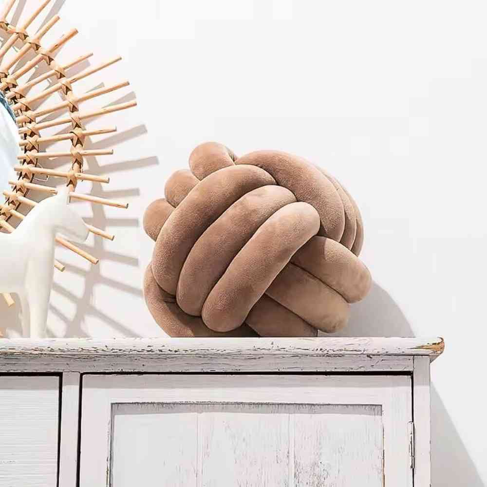La décoration d'un salon avec le Coussin Noeud​ Marron