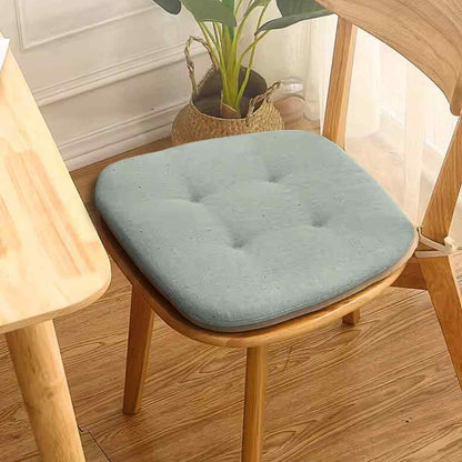 Coussin pour Chaise de Cuisine​ à côté d'une table de mainson