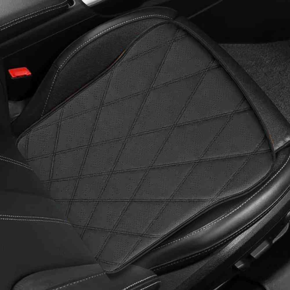 Coussin Fessier​ Cuire pu noir sur un siège de voiture