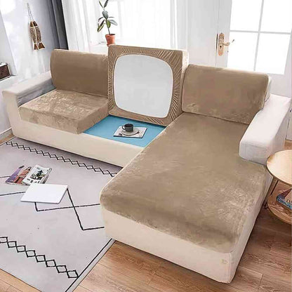 Un canapé de salon avec la Housse Canapé d'Angle taupe