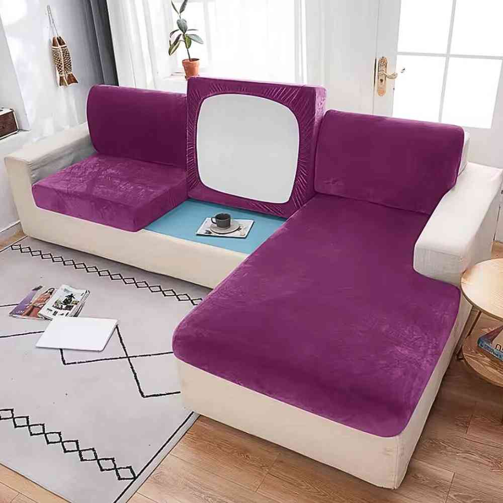 Un salon et un canapé avec la Housse Canapé d'Angle violette