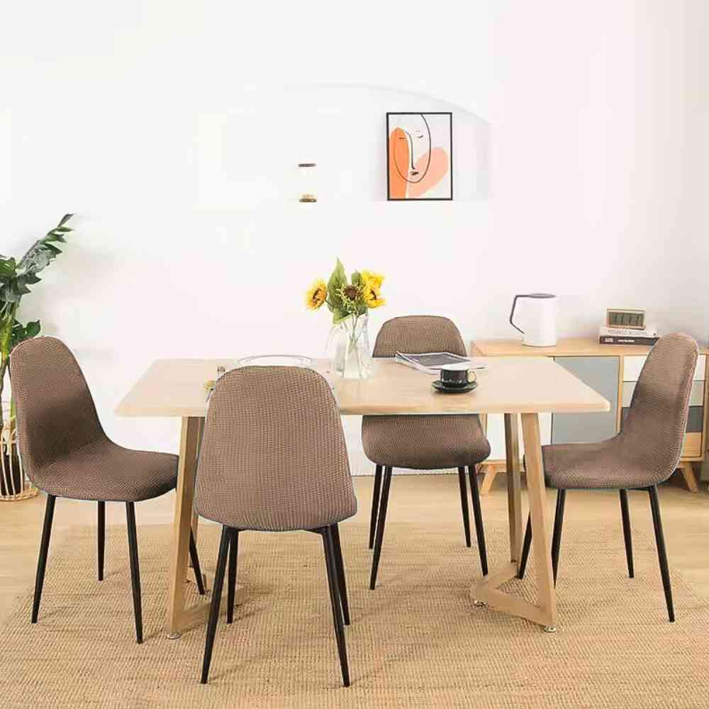 Housse Chaise Scandinave​ beige sous une table