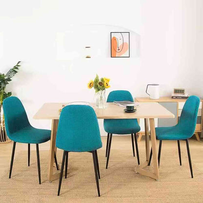 Une table avec la Housse de Chaise Scandinave​ bleu canard