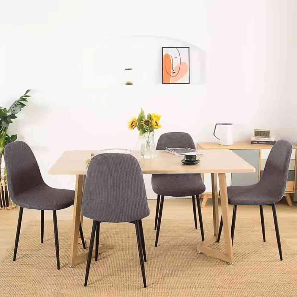 Une table à mangé avec la Housse de Chaise Scandinave​ grise