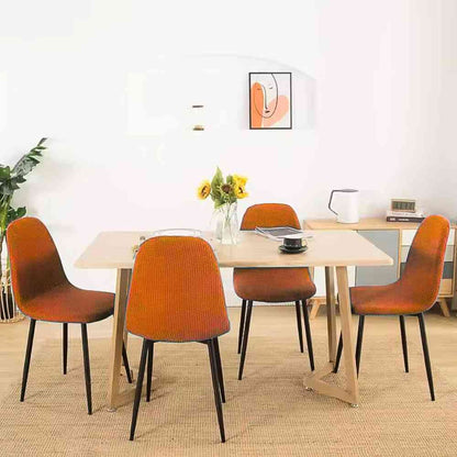 Housse de Chaise Scandinave​ orange autour d'une table