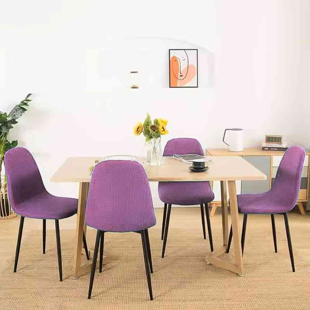 Housse de Chaise Scandinave​ violette
sous une belle table