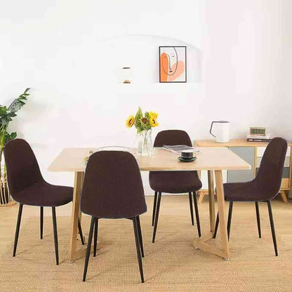 Une belle table avec des Housses de Chaise Extensible​ Imperméable marron dessous