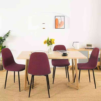 Table dans une maison avec des Housses de Chaise Extensible​ Imperméable rouge