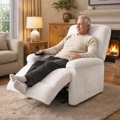 Un homme assis sur le Housse Fauteuil Relax​ blanche