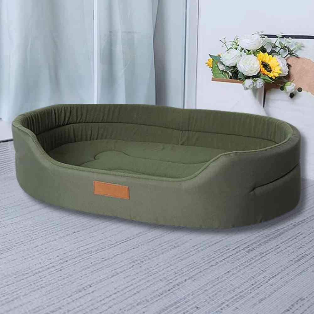 Panier Imperméable pour Chien vert​ dans une maison